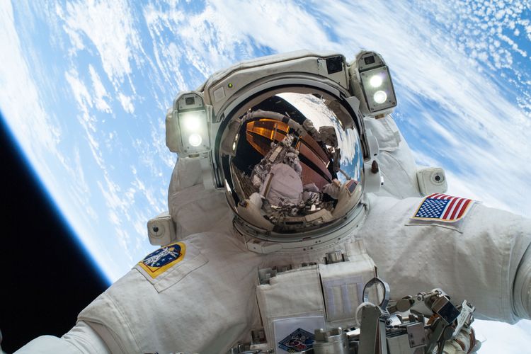 Astronaut yang tinggal di luar angkasa