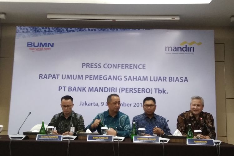 Jajaran direksi yang mengemban tugas baru di Bank Mandiri usai diresmikan dalam RUPSLB Bank Mandiri di Jakarta, Senin (9/12/2019).