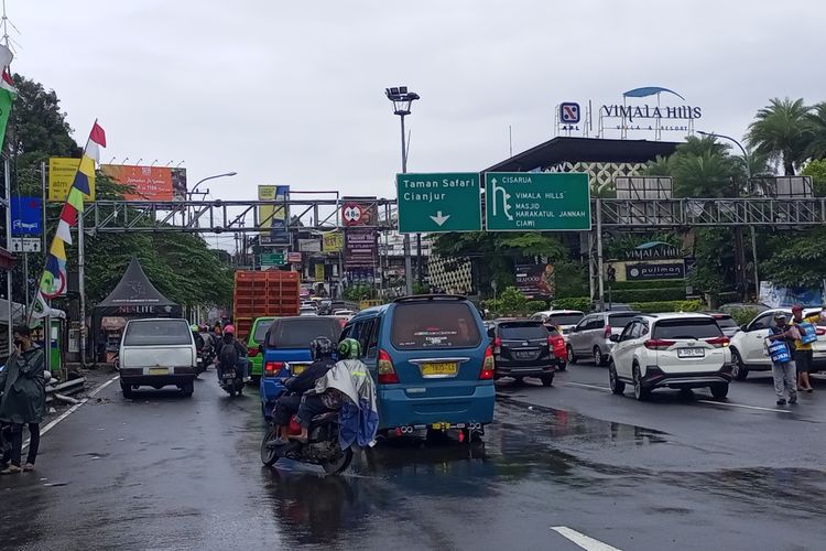 Kondisi arus kendaraan saat hujan mengguyur kawasan Puncak Bogor, Jawa Barat, Sabtu (9/3/2024)