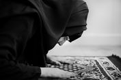 Bolehkah Berdoa dengan Kata-Kata Sendiri Saat Shalat? Ini Penjelasannya dari Berbagai Mazhab