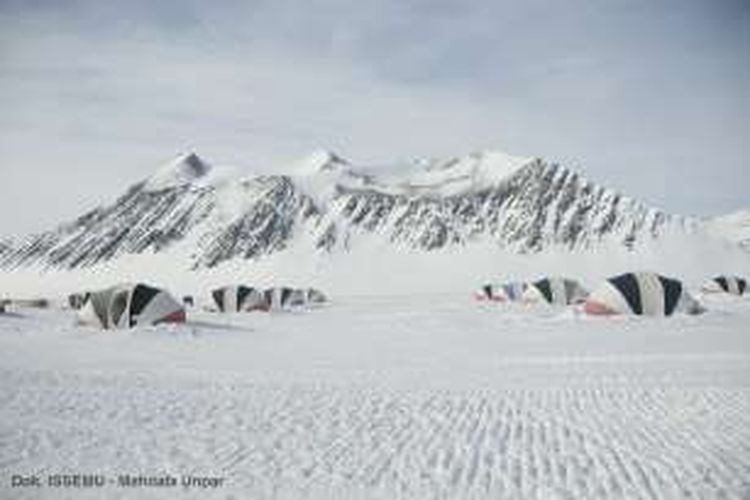 Gunung Vinson Massif di Benua Antartika.