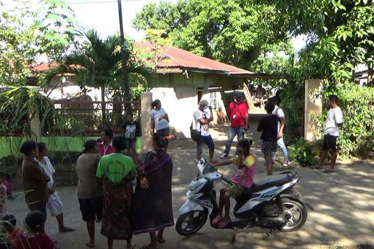 Foto : Sejumlah warga Desa Takaplager, Kecamatan Nita, Kabupaten Sikka, NTT  memrotes kepala dan aparat desa terdaftar sebagai penerima Bansos dari Kemensos RI, Sabtu (9/5/202).