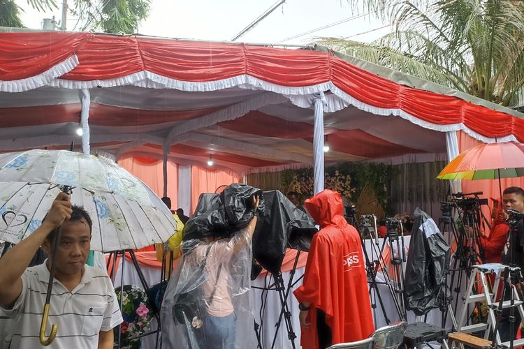 Tempat pemungutan suara (TPS) 11 Lempongsari, Kecamatan Gajahmungkur, Kota Semarang, Jawa Tengah (Jateng) diguyur hujan.