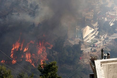 Kebakaran Hutan Mengamuk di Dekat Athena hingga Merusak Rumah Penduduk