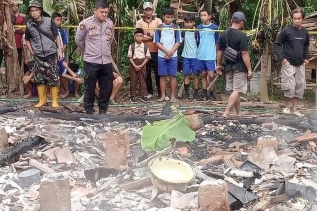 Seorang nenek meninggal hangus terbakar usai terjebak di rumahnya yang kebakaran di Kecamatan Cipatujah, Kabupaten Tasikmalaya, Jawa Barat, Sabtu (18/1/2025).