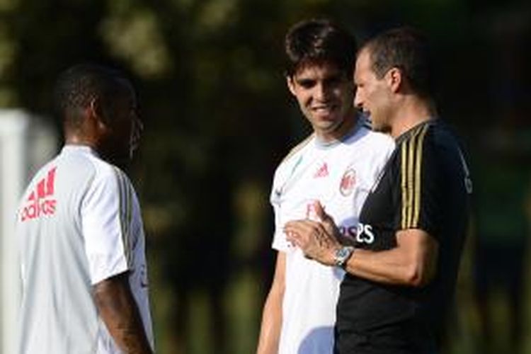Playmaker AC Milan, Kaka (tengah), berbicara dengan rekannya yang juga dari Brasil, Robinho (kiri), dan pelatih Massimiliano Allegri dalam sesi latihan, Kamis (5/9/2013).