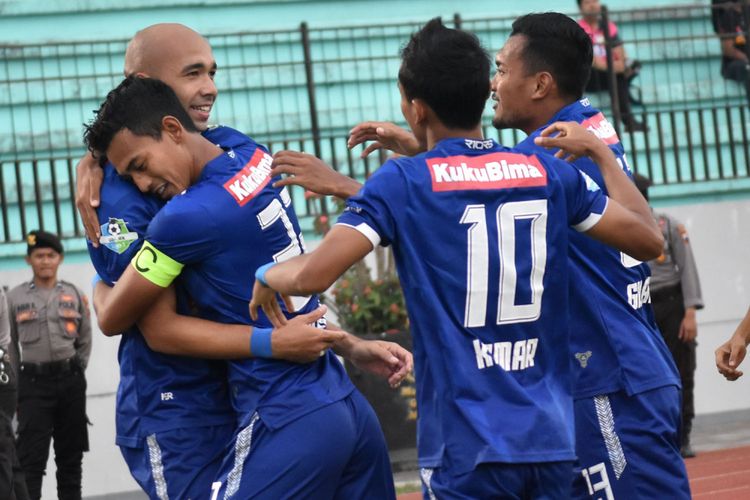 Pesepak bola PSIS Semarang Hari Nur Yulianto (kedua kiri) memeluk rekannya Bruno Silva usai membobol gawang Barito Putera dalam pertandingan lanjutan Liga 1 Indonesia di Stadion Moch Soebroto, Magelang, Jawa Tengah, Sabtu (13/10). PSIS menang atas Barito Putera dengan skor 1-0 melalui gol tunggal Hari Nur Yulianto. ANTARA FOTO/Aditya Pradana Putra/kye/18.