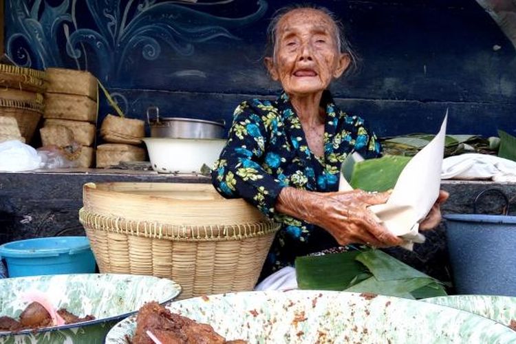 Setya Utomo atau dikenal mbah Lindu saat berjualan Gudeg di jalan Sosrowijayan Kota Yogyakarta