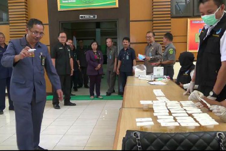 Hakim Tinggi Kepulauan Bangka Belitung Binsar Gultom saat menyerahkan sampel urine pada petugas BNN.