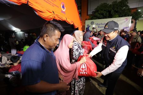 Tinjau Korban Banjir di Bekasi, Mensos: Selama di Pengungsian, Kebutuhan Warga Akan Kami Cukupi