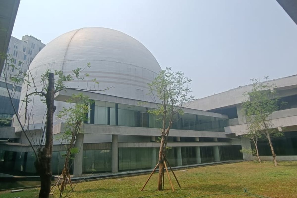 Gedung Planetarium dan Observatorium Jakarta (POJ) yang belum dibuka untuk umum pada Sabtu (2/9/2023). Gedung yang seharusnya menjadi pusat observasi benda-benda langit itu tak kunjung dibuka lantaran proyektor jenis star ball yang rusak.
