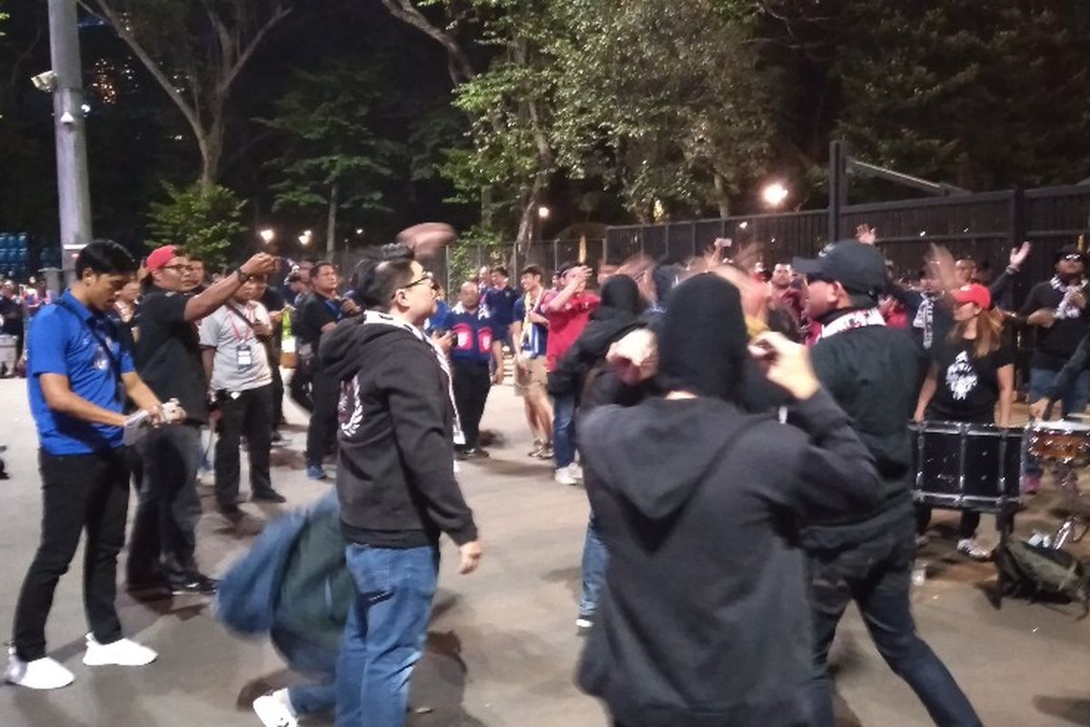 Supporter Thailand beri dukungan kepada Timnasnya di Gelora Bung Karno, Senayan, Jakarta Pusat, Selasa (10/9/2019).