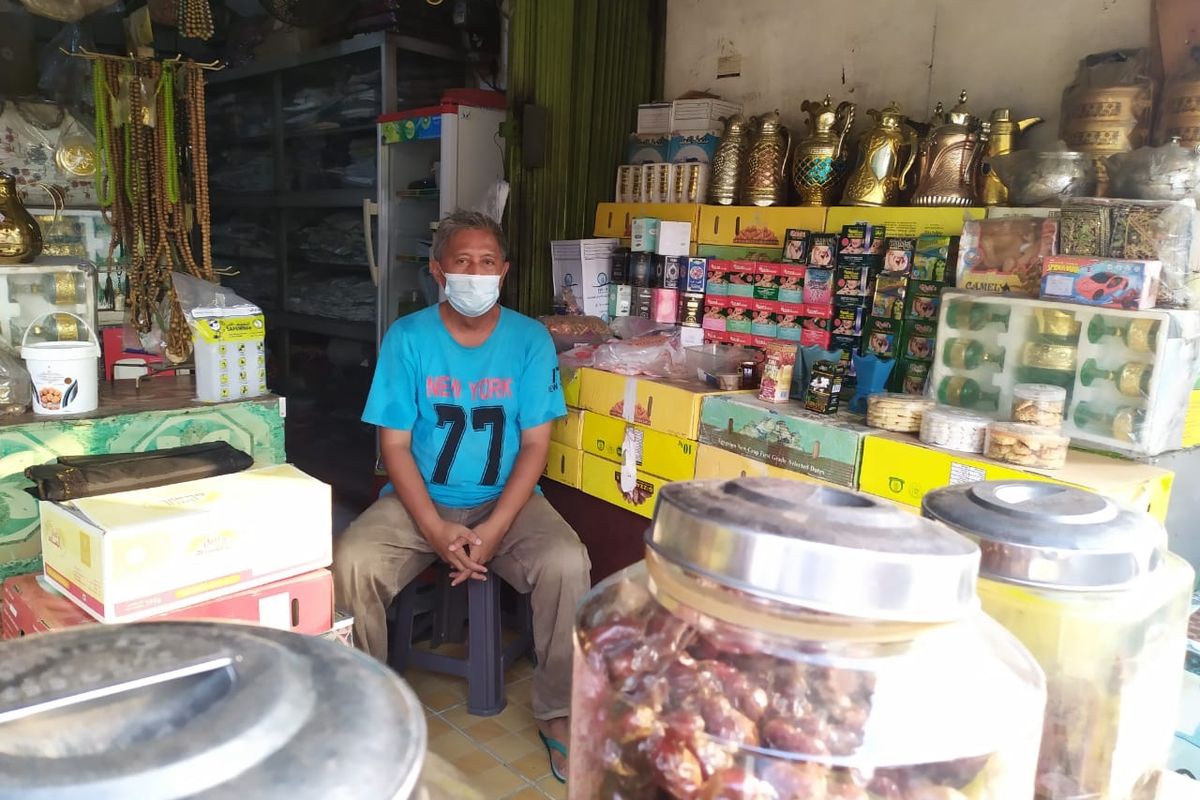 Budi, pedagang oleh-oleh di Asrama Haji Pondok Gede mengaku omzet turun 90 persen selama pandemi, Senin (7/6/2021)