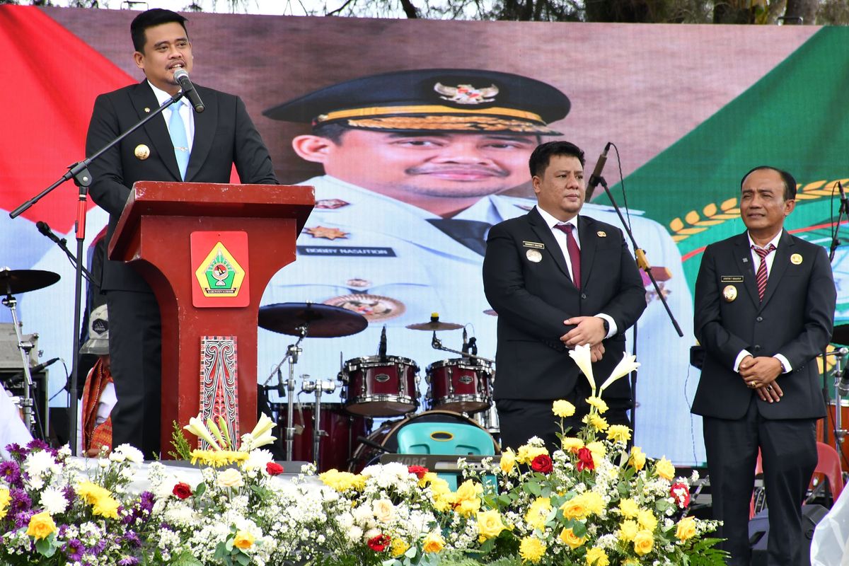 Gubernur Sumatera Utara (Sumut) Muhammad Bobby Afif Nasution menghadiri acara peringatan Hari Ulang Tahun (HUT) ke-21 Kabupaten Samosir di Halaman Kantor Bupati Samosir, Kamis (6/3/2025) 