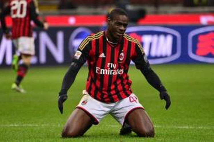 Ekspresi Bomber AC Milan, Mario Balotelli, saat melawan Genoa di San Siro, Sabtu (23/11/2013). 