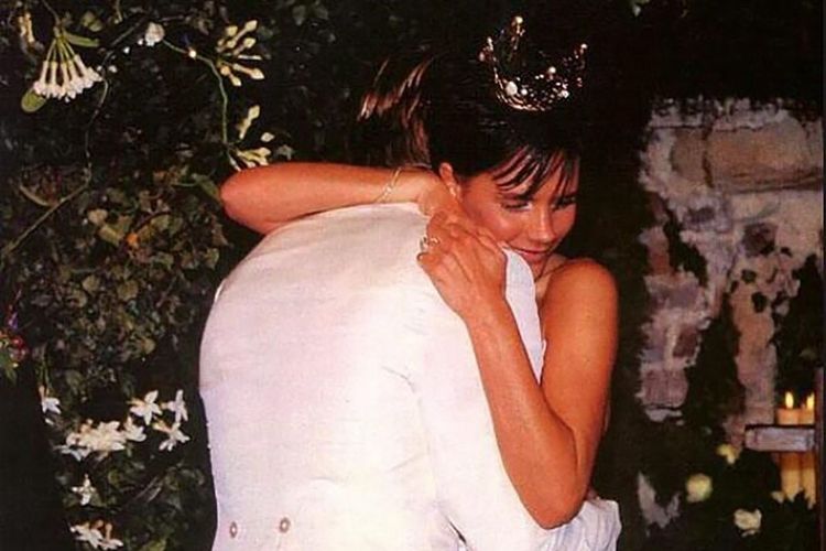 David Beckham membagikan foto-foto lama dengan istrinya, Victoria Beckham, dalam merayakan ulang tahun ke-26 pernikahan mereka.