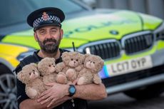 Polisi Lalu Lintas di Kota Ini Selalu Bawa Boneka Beruang di Mobil Patroli
