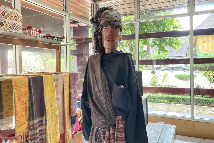 Boneka Sigale-gale yang dapat dilihat di rumah adat Batak Toba di Anjungan Sumatera Utara, TMII, Jakarta, Senin (13/9/2021).
