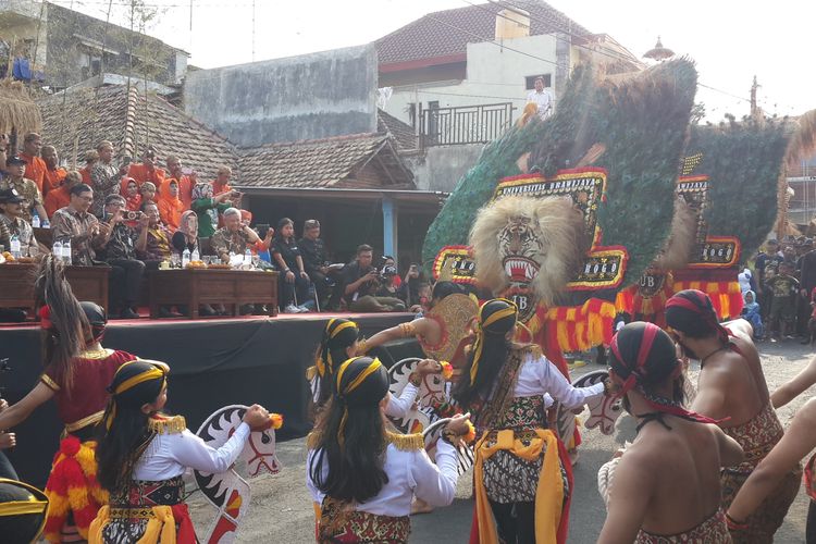 Reog Brawijaya saat tampil dalam Festival Kampung Cempluk ke-9 di Desa Kalisongo, Kecamatan Dau, Kabupaten Malang, Minggu (22/9/2019)