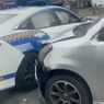 Mobil Polisi Malaysia Putar Balik Tajam, Ringsek Ditabrak Mobil Warga