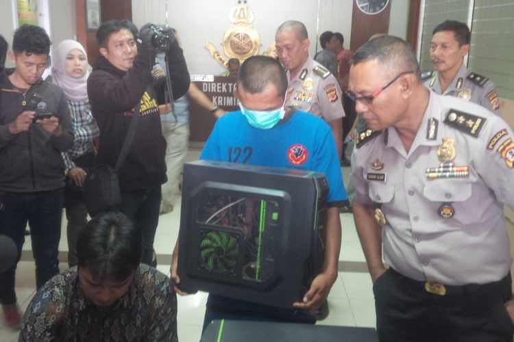 Direktorat Reserse Kriminal Umum Polda Jawa Barat berhasil menangkap seorang pria berinisial AB yang menjadi salah satu agen judi online lintas negara di Cipanas, Cianjur, Jawa Barat. ‎