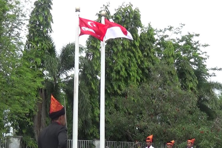 Bendera Alam Peudeung dikibarkan di sebelah Bendera Merah Putih oleh keluarga besar pengemban amanah Diradja Keradjaan Atjeh Darussalam pada 1 Muharram 1444 H, Sabtu (30/07/2022)