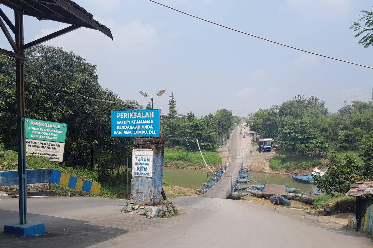 Jembatan perahu yang dibangun Muhammad Endang Junaedi dan menjadi jalan pintas warga Desa Anggadita, Kecamatan Klari, dan Desa Parungmulya, Kecamatan Ciampel.