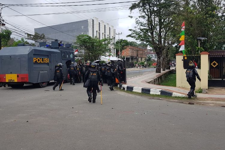 Kericuhan di depan Kantor Wali Kota Sorong, Papua, Selasa (20/8/2019).