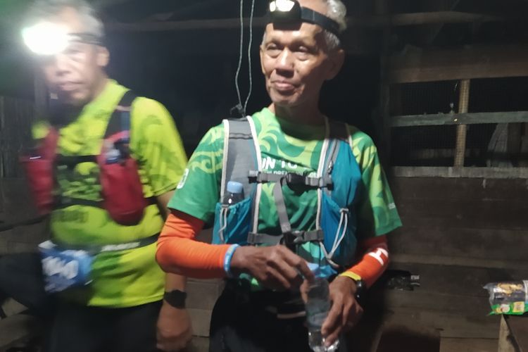 Ngatiman, pelari tertua Run To Care 2022 berada di Water Station 1 rute Parapat-Berastagi-Medan pada Sabtu (30/7/2022) dini hari. Ngatiman yang asal Semarang, kelahiran April 1954 ini, mengambil kategori 150 kilometer.

