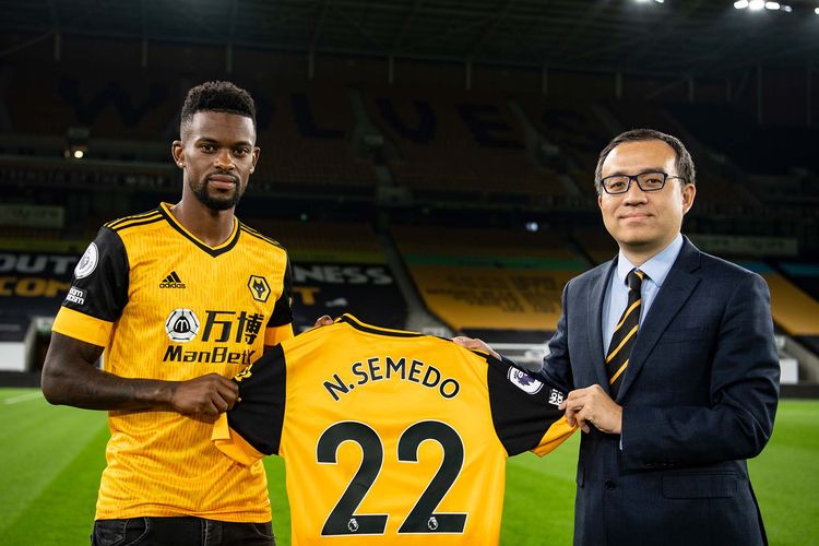 Nelson Semedo (kiri) saat diresmikan Wolverhampton Wanderers, Rabu (23/9/2020). Semedo pindah dari Barcelona ke Wolves dengan total biaya transfer mencapai 40 juta euro.