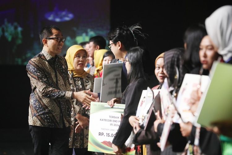 Wamenperin Faisol Riza dan Ditjen IKMA Reni Yanita memberikan selamat kepada para pemenang Awarding Gebyar IKMA 2024.