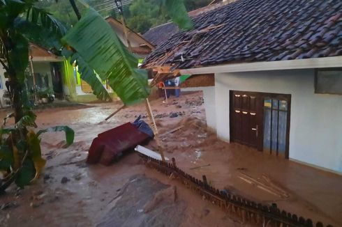 Banjir Bandang Terjang Cimanggung Sumedang, Sejumlah Rumah Rusak, Ratusan Warga Mengungsi
