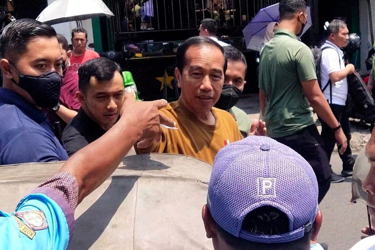 Presiden Joko Widodo (Jokowi) kembali melakukan blusukan di Kota Solo, Jawa Tengah, pada Sabtu (8/4/2023), yang terbagi di tiga pasar tradisional, yakni Pasar Gede, Pasar Gading, dan Pasar Nusukan.