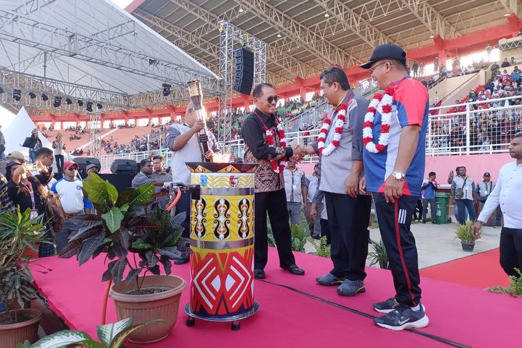 Obor Porprov pertama Provinsi Papua Selatan tiba di Stadion Katalpal. Obor tersebut diserahkan kepada Sekretaris Daerah Provinsi Papua Selatan, Mandaremmeng, yang kemudian menyalakan tungku api Porprov 2023.
