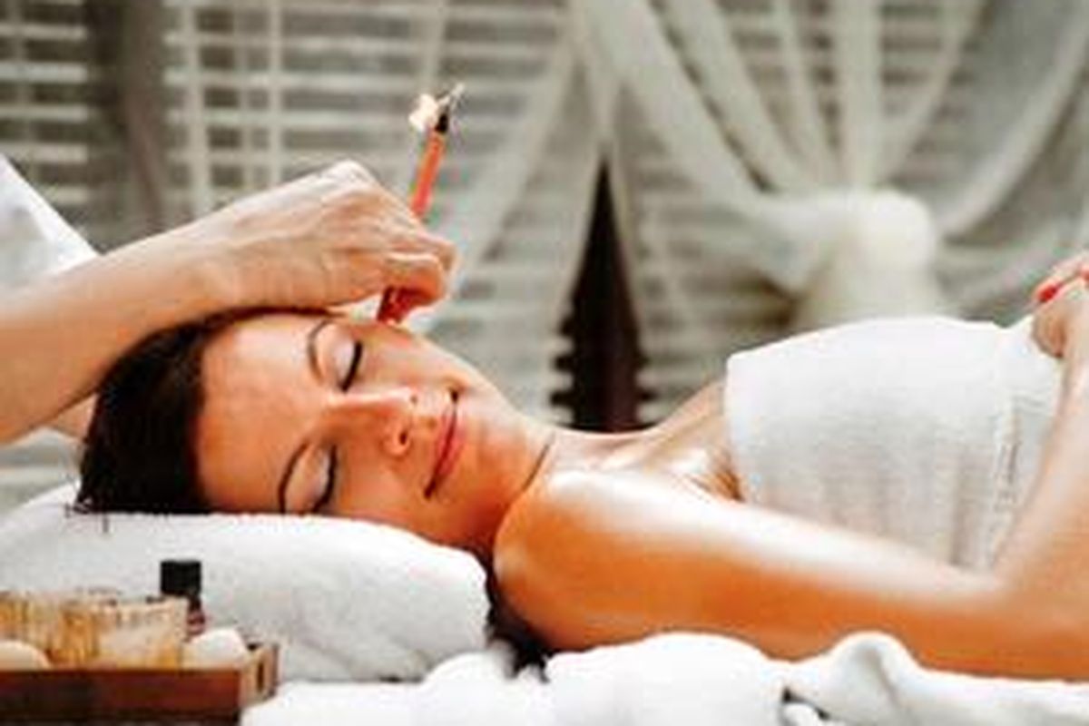 Ear candle adalah terapi pengobatan telinga kuno.