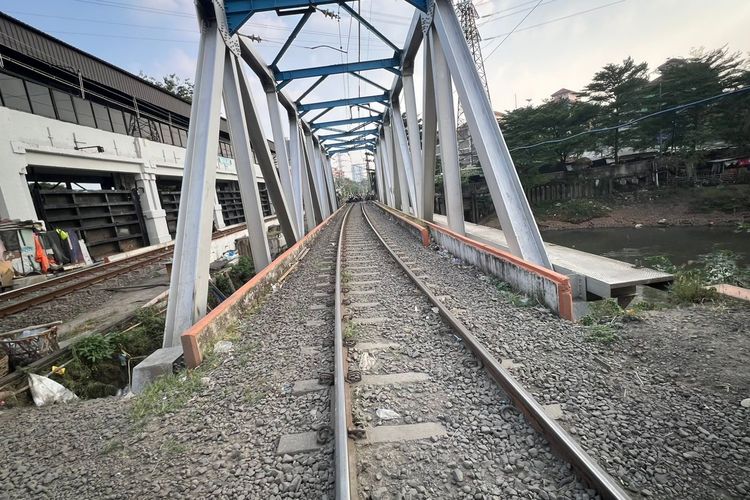 Penampakan Lintasan Rel Petamburan Jakpus yang Jadi Jalan Pintas Pemotor