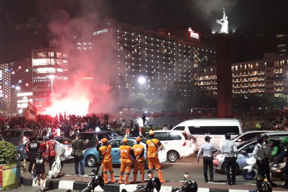 Suasana Bundaran HI yang dipenuhi suporter Persija Jakarta, The Jakmania, Minggu (9/12/2018) malam.