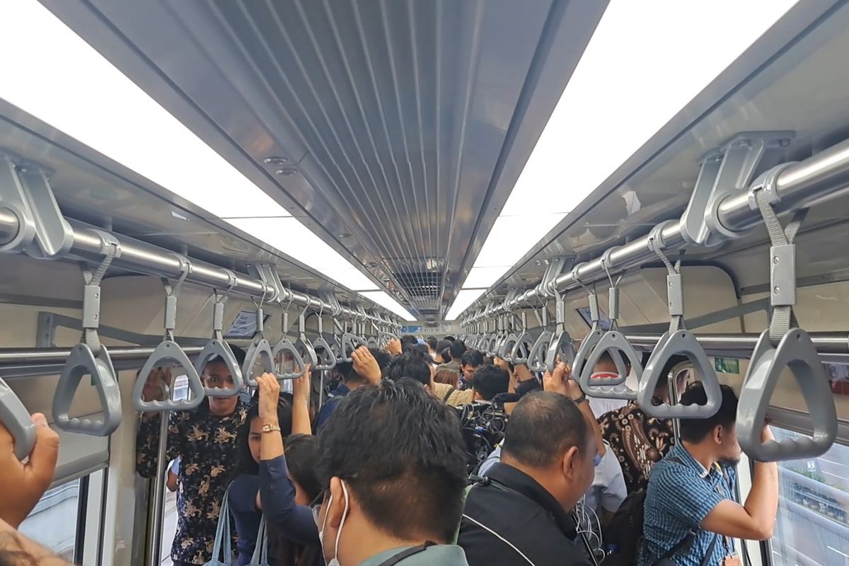 Suasana di dalam kereta LRT Jabodebek dalam perjalanan dari Stasiun Jati Mulya menuju Stasiun Dukuh Atas, Kamis (10/8/2023).