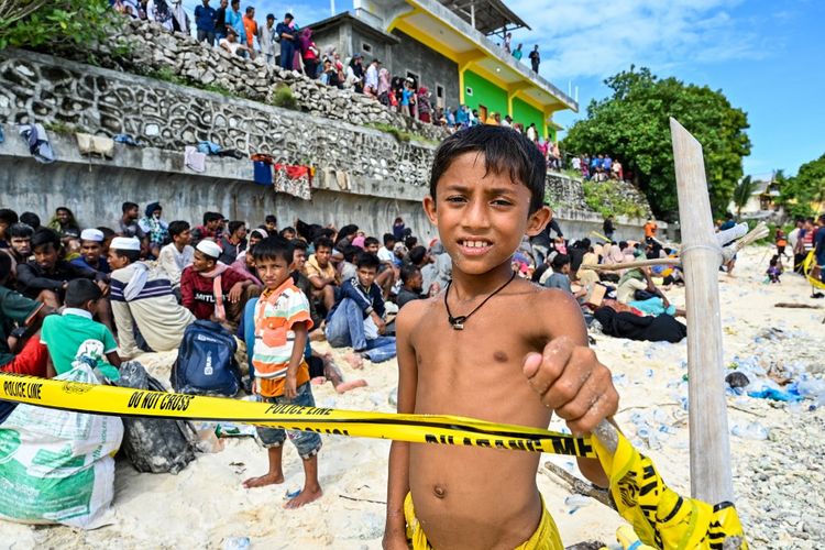 Para pengungsi Rohingya yang baru tiba beristirahat di sebuah pantai di Pulau Sabang, Provinsi Aceh pada 22 November 2023. 