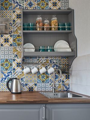 Ilustrasi keramik dinding dapur, dinding dapur yang dilapisi keramik. 