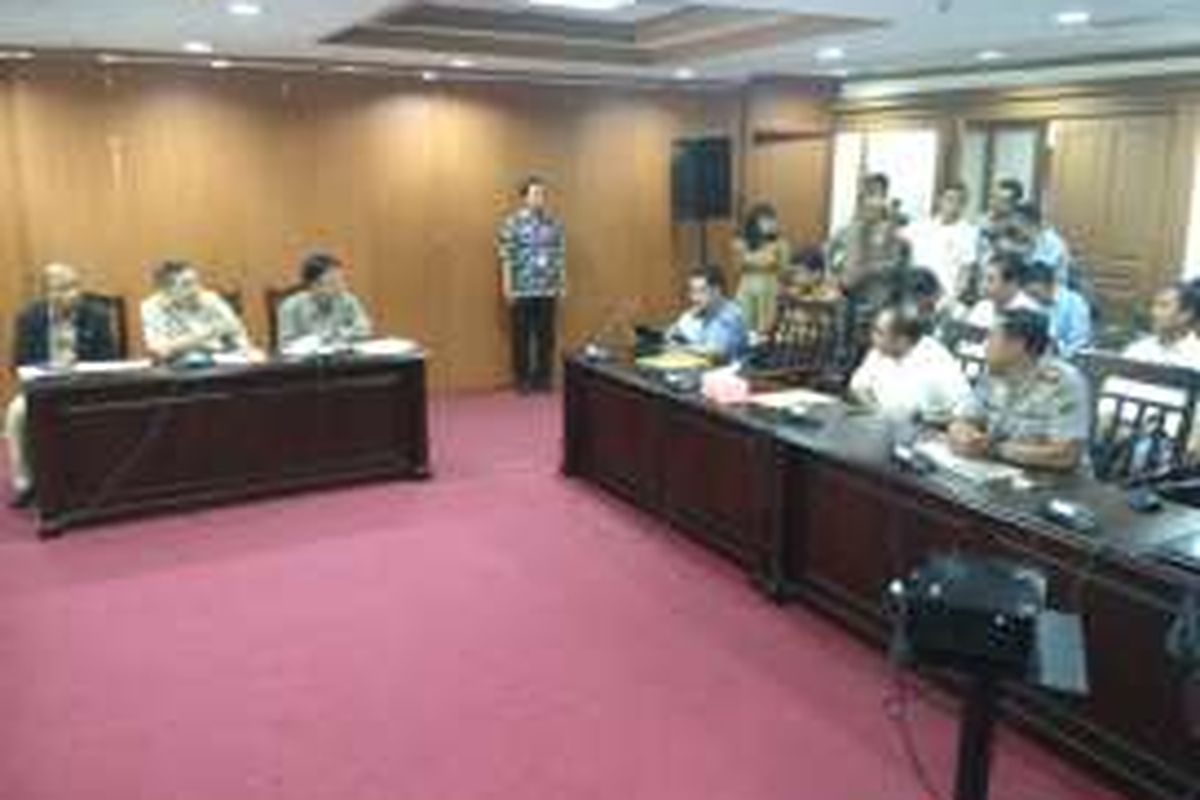 Warga Kampung Baru Dadap, Kabupaten Tangerang hari ini dipertemukan dengan Bupati Tangerang Ahmed Zaki Iskandar oleh Ombudsman Republik Indonesia, di kantor pusat Ombudsman, Jakarta Selatan, Jumat (20/5/2016)