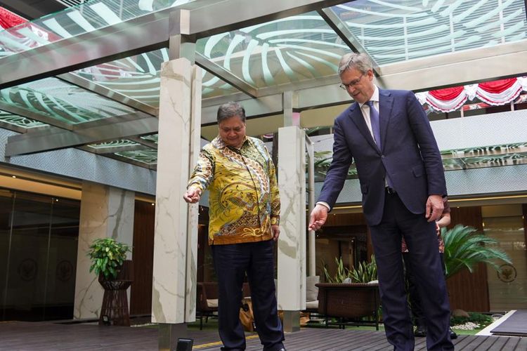 Dubes Uni Eropa Vincent mengapresiasi Menko Airlangga atas dukungan dalam meningkatkan kerja sama ekonomi bilateral antara Indonesia dan Uni Eropa. Ia menilai, kerja sama yang terjalin antara Indonesia dan Uni Eropa berlangsung harmonis.
