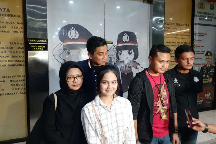 Syifa Hadju didampingi kuasa hukum mendatangi Mapolres Tangerang Selatan, kawasan Serpong, Jumat (28/2/2020).