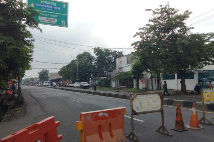 Jalan Raya Gresik ditutup 3 jam pasca ledakan di markas Gegana Satbrimob Polda Jatim, Senin (4/3/2024).