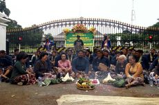 Sultan HB X Dilantik Jadi Gubernur, Warga Yogya Potong Tumpeng