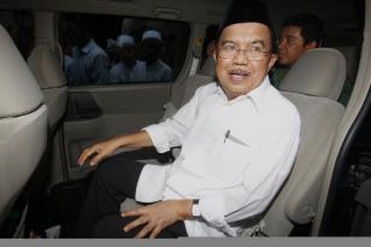 Bakal calon wakil presiden Jusuf Kalla meninggalkan kediaman mantan Ketua Umum Pengurus Besar Nadhlatul Ulama (PBNU) KH Hasyim Muzadi di Kukusan, Depok, Jumat (23/5/2014). Hasyim Muzadi memberikan dukungan kepada Joko Widodo dan Jusuf Kalla sebagai pasangan bakal calon presiden dan wakil presiden dalam Pemilu Presiden 2014.