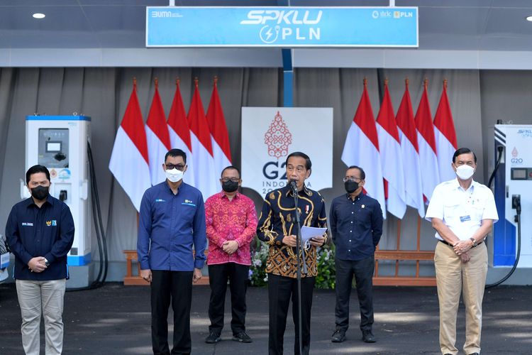 Presiden Joko Widodo (ketiga kanan) menyampaikan sambutan didampingi Menko Bidang Kemaritiman dan Investasi Luhut Binsar Pandjaitan (kanan), Mensesneg Pratikno (kedua kanan), Menteri BUMN Erick Thohir (kiri), Koordinator Staf Khusus Presiden Ari Dwipayana (ketiga kiri) dan Direktur Utama PLN Darmawan Prasodjo (kedua kiri) saat peresmian Stasiun Pengisian Kendaraan Listrik Umum (SPKLU) Ultra Fast Charging di Central Parking Nusa Dua, Badung, Bali, Jumat (25/3/2022). Presiden Jokowi meresmikan SPKLU Ultra Fast Charging 200 kW pertama di Indonesia yang disiapkan untuk mengisi daya kendaraan listrik saat Konferensi Tingkat Tinggi (KTT) G20 di Bali.