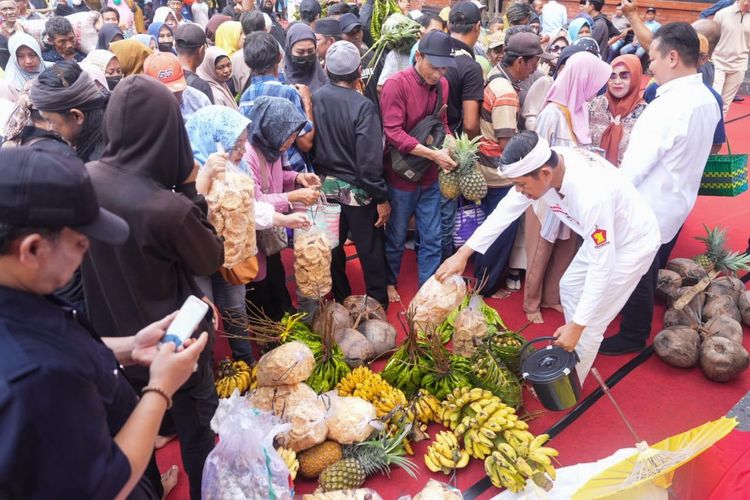 Ribuan warga Majalengka saat bertandang ke rumah Dedi Mulyadi di Subang, Jawa Barat, Sabtu (3/2/2024).