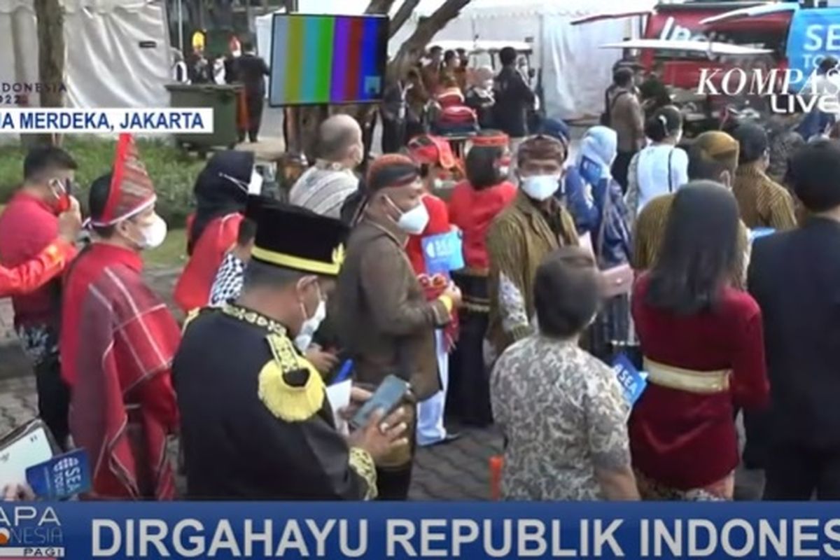 Warga yang sudah mengenakan baju adat mengantre masuk ke Istana Merdeka untuk mengikuti Upacara Kemerdekaan RI, Rabu (17/8/2022).