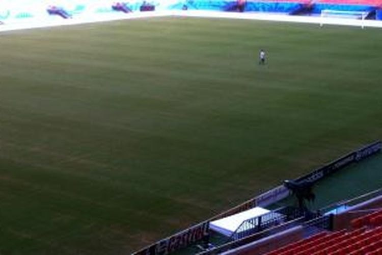 Gambar diambil pada Selasa (10/6/2014), dari sebuah smartphone dengan sudut dari tribun pers di Stadion Manaus, yang memperlihatkan lapangan Amazonia Arena. Lapangan ini akan menjadi tempat pertandingan Italia vs Inggris, Sabtu (14/6).